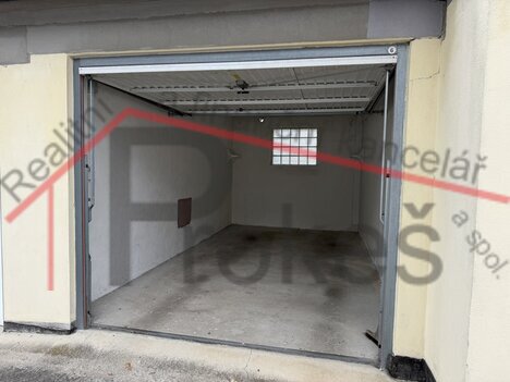 Atraktivní garáž 18 m² – Maxima Gorkého, u fotbalového hřiště