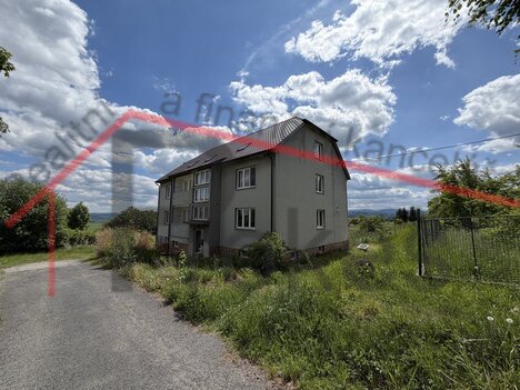 Výjimečný činžovní dům s pěti byty a velkým pozemkem v Dlažově