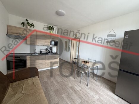 Pronájem světlého a útulného bytu 1+1 (36 m²) s výtahem – Poběžovice, ulice Budovatelů