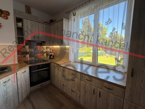 Nabízíme k prodeji světlý a velmi dobře dispozičně řešený byt 3+KK o výměře 68 m², umístěný ve zvýše