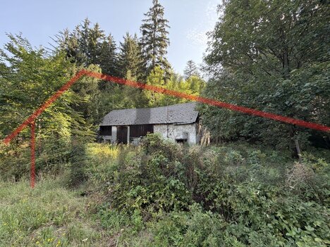 Vyměňte městský ruch za šumění šumavských lesů. Stavební pozemek 2 727 m² v srdci přírody.