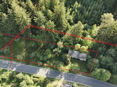 Vyměňte městský ruch za šumění šumavských lesů. Stavební pozemek 2 727 m² v srdci přírody.