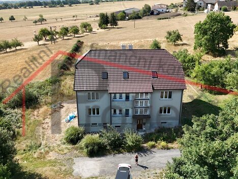 Výjimečný činžovní dům s pěti byty a velkým pozemkem v Dlažově